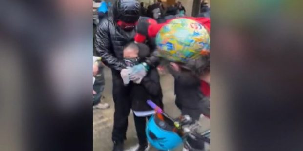 ABD’de polis 7 yaşındaki çocuğun yüzüne biber gazı sıktı
