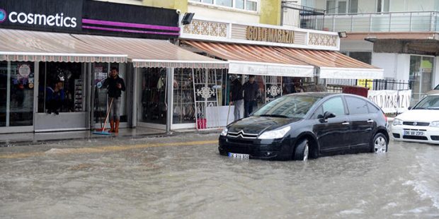 Ankara'da sağanak, su baskınlarına yol açtı