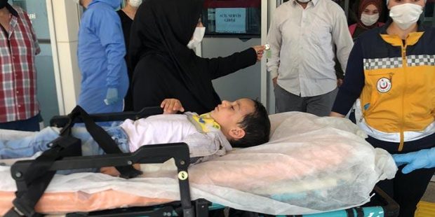 Annesi alışveriş yaparken yola çıkan çocuğa minibüs çarptı!