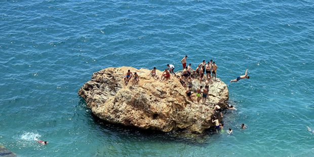 Antalya ve Muğla plajlarında hafta sonu yoğunluğu