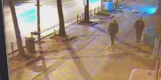 Arkadaşının kafasına taşla vurarak öldüren katil zanlısı kamerada