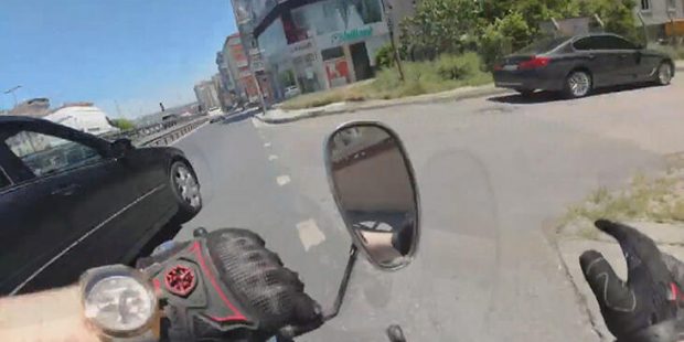 Avcılar'da motosiklet kazası ve sonrasında çıkan kavga kamerada