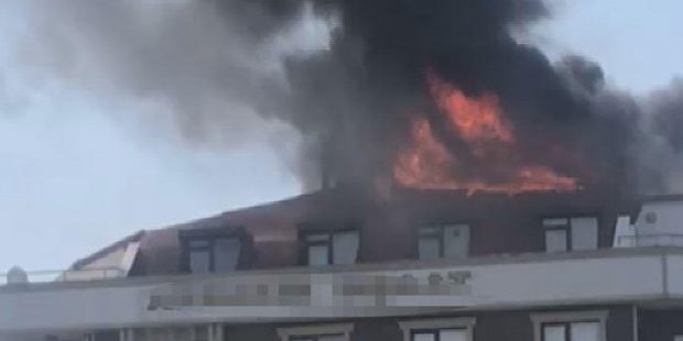 Beylikdüzü'nde hareketli dakikalar... Çatıyı alevler sardı