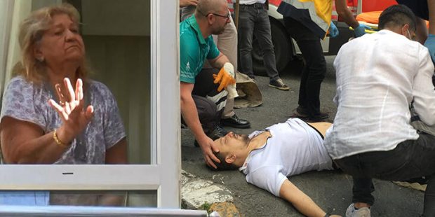 Beyoğlu'nda bıçaklı saldırgan dehşeti