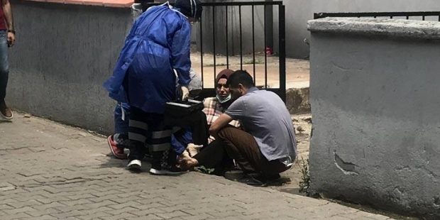 Bir anlık dikkatsizlik sonucu eşinin ayağını ezdi!