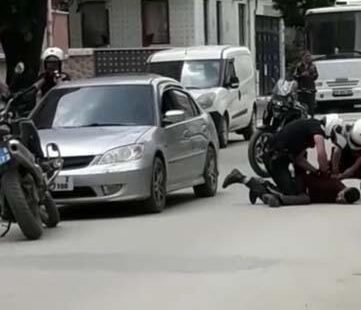 Bursa'da hareketli anlar! Pompalıyla havaya ateş açan şüphelilerin yakalanma anı...
