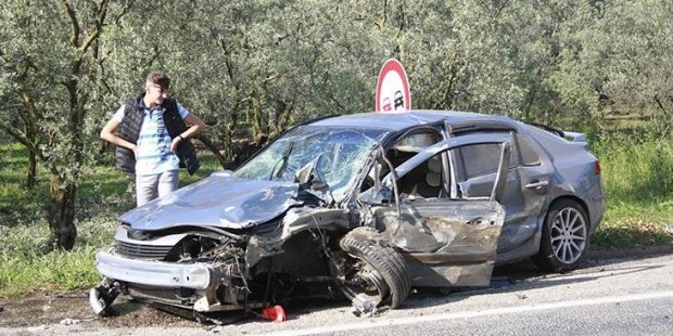 Bursa'da iki araç kafa kafaya çarpıştı: Yaralılar var