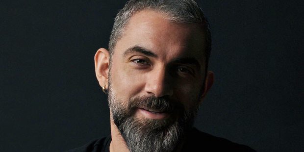 Cenk Tevet, Tarkan yüzünden soyadını değiştirdi