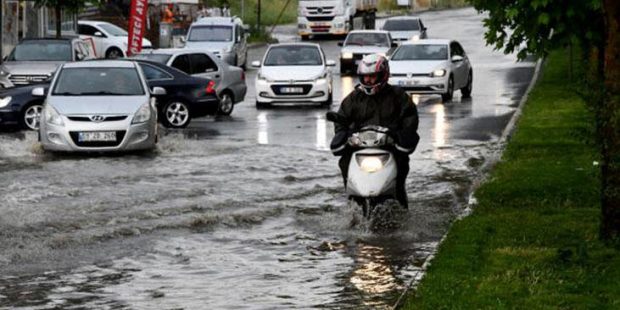 Çorlu'da sağanak; yollar 15 dakikada göle döndü