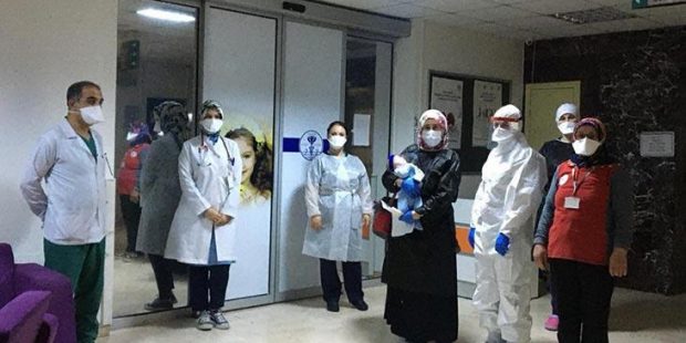 Corona virüsü yenen aile alkışlarla taburcu edildi