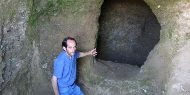 Defineciler asırlık mezarlara zarar verdi