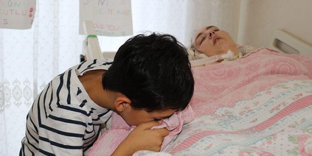 Doktorların ’aniden ayağa kalkacak’ dediği annesinin başında adeta nöbet tutuyor
