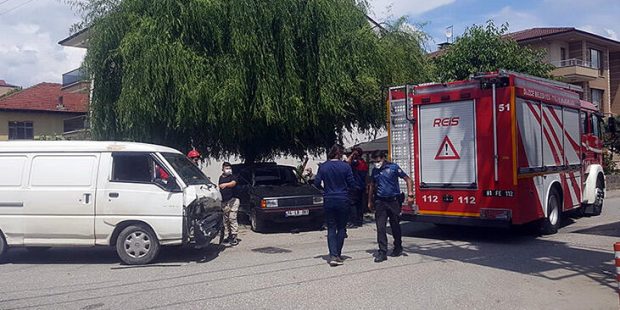 Düzce'de kamyonetle çarpışan otomobil, bahçeye daldı: 2 yaralı