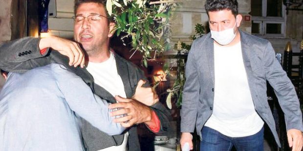 Emre Kınay kavgada maskesiz, karakolda maskeli!