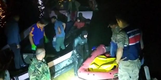 Erzincan ve Elazığ’dan gelen balık adamlar cesedi sudan çıkardı
