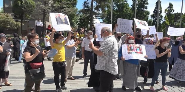 Esenyurt Belediyesi önünde davullu zurnalı pazarcı eylemi