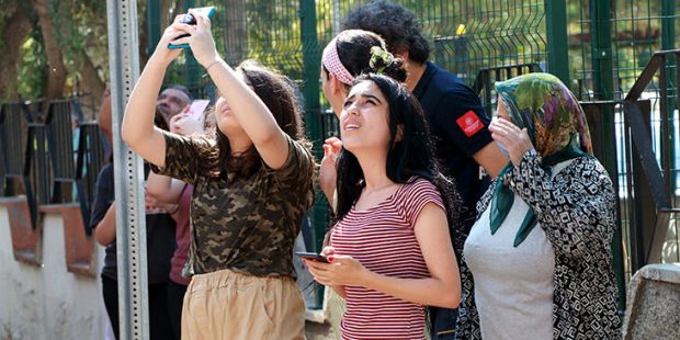 Eşi reddedince intihara kalkıştı, vatandaşlar görüntülemek için birbiriyle yarıştı