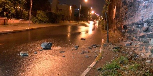 Fatih Topkapı'daki tarihi surlardan yola taş parçaları düştü
