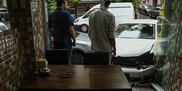 Fatih'te kazaya karışan araç dükkana girmekten son anda kurtuldu!