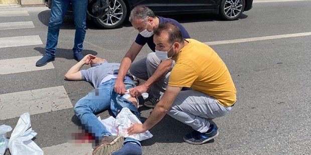 Feci kaza: Eşi ve çocuğuyla yolun karşısına geçerken...