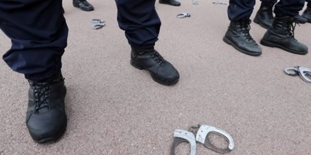 Fransa'da polislerin protestosu sonrası 'boyun kilidi' yasağı kalktı