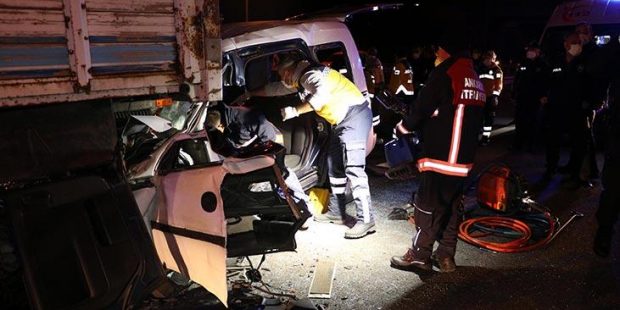 Gece yarısı çok feci kaza! Kamyona ok gibi saplandı