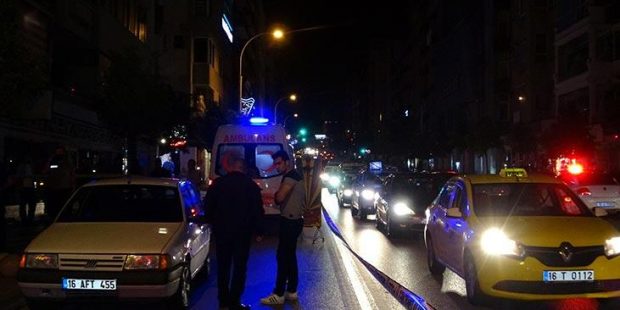 Gece yarısı hareketli dakikalar! Takip edildiğini anladı araçtan indi...