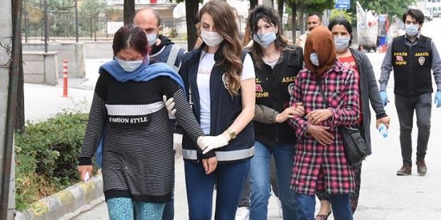 Hırsızlıktan tutuklanan 3 kadının 97 sabıka kaydı çıktı!