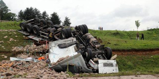 Hurdaya dönen TIR'dan burnu kanamadan çıktı