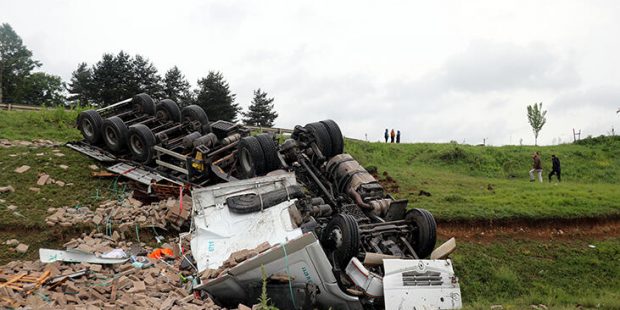 Hurdaya dönen TIR'dan burnu kanamadan çıktı