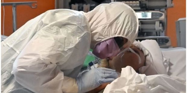İngiltere'de Covid-19 teşhisi konan 13 günlük bir bebek hayatını kaybetti
