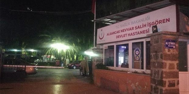 İzmir’de bıçaklı kavga: 1’i ağır 2 yaralı