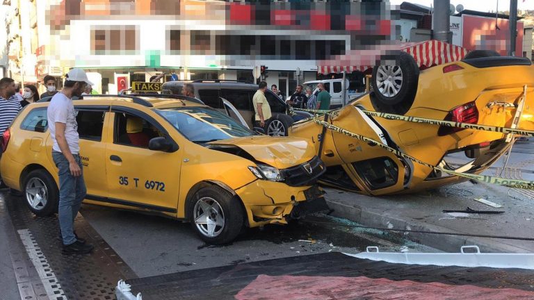 İzmir'de feci kaza! Taksiler kafa kafaya çarpıştı