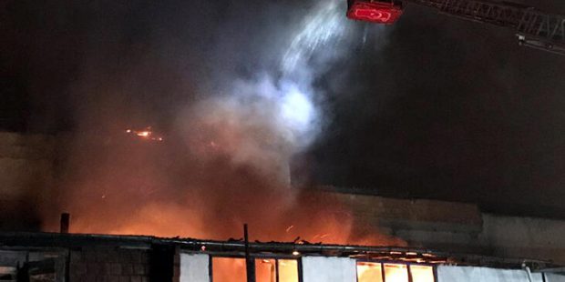 Karabük'te korkutan yangın! Yan iş yerine de sıçradı