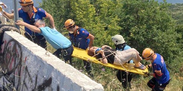 Karı-koca ölümden döndü! Otomobil 40 metrelik uçuruma yuvarlandı