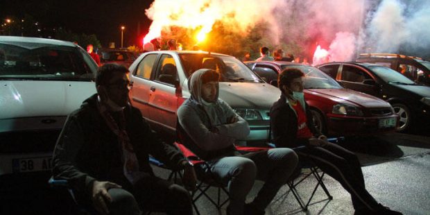 Kayseri'de açık havada araçta maç keyfi! Sosyal mesafe kalmadı...
