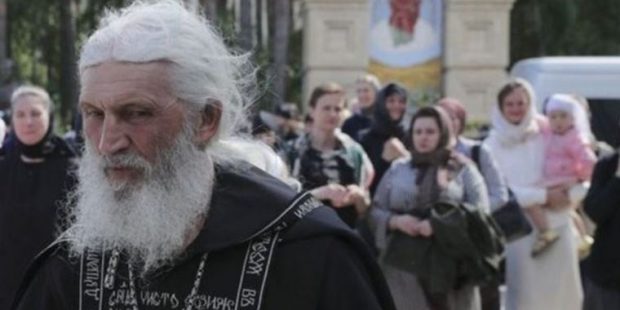 Koronavirüsü reddeden Rus Rahip, bir manastırı zorla ele geçirdi
