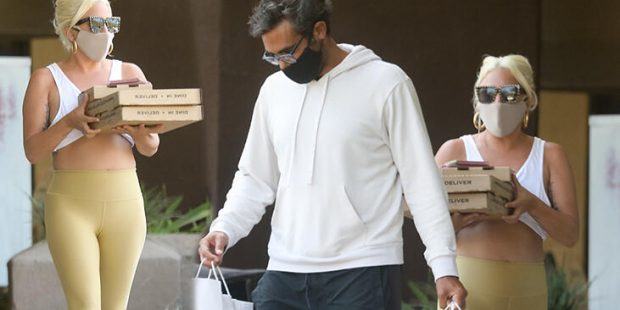 Lady Gaga sevgilisiyle pizzacıda görüntülendi