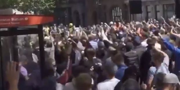 Londra'da ırkçı gruplar 'heykel nöbeti'ne başladı!