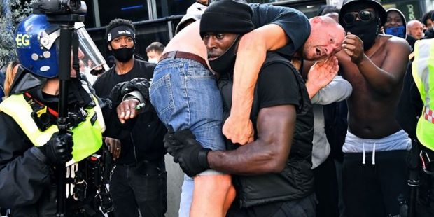 Londra'daki George Floyd protestolarının 'dayanışma' sembolü: Patrick Hutchinson
