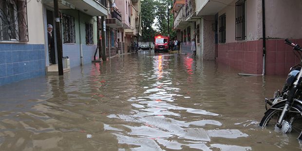 Meteoroloji uyarmıştı! Sokaklar göle döndü