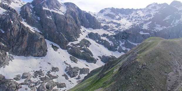 Munzur'da karlar eridi şelaleler yükseldi