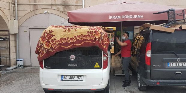 Nevşehir'de, doluya karşı battaniye ve kartonlu önlem