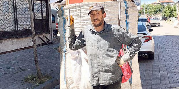 Ölümü göze alıp atık topluyorlar