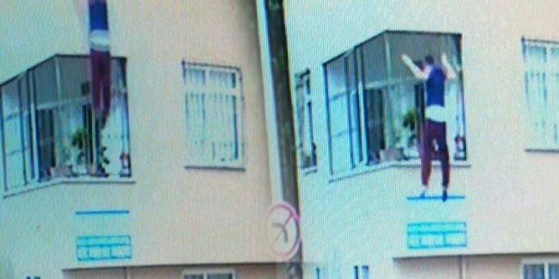 Ordu'da bir kişi canını hiçe sayıp 2 katlı evin çatısından atladı!