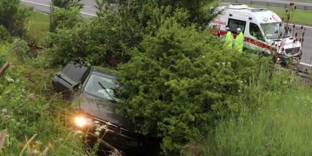 Otoyoldan çıkan cip ağaçların arasında girdi: 2'si çocuk 6 yaralı