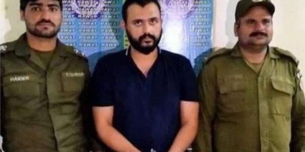 Pakistan'da papağanı kaçırdığı için 7 yaşındaki hizmetçi çocuğu öldürmekle suçlanan çift tutuklandı