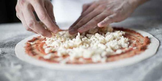 pizza-hamuru-acarken-asla-oklava-kullanmayin-iste-nedeni-qOvnO82Q.jpg