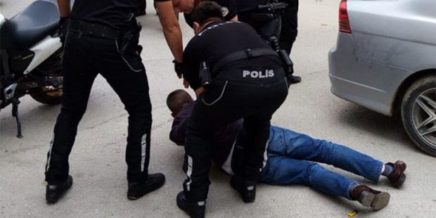 Pompalıyla havaya ateş açan şüphelilerin yakalanma anı kamerada