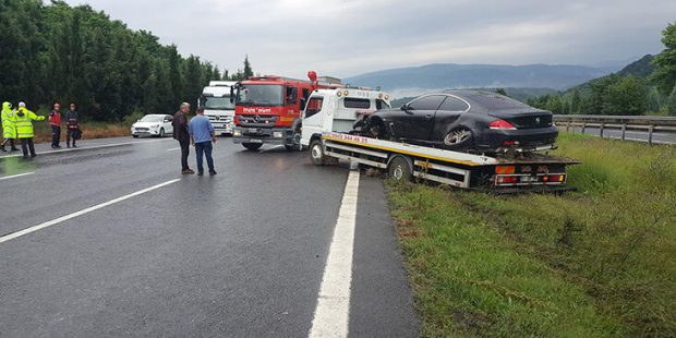 Sakarya'da otomobil refüje girdi: 3 yaralı